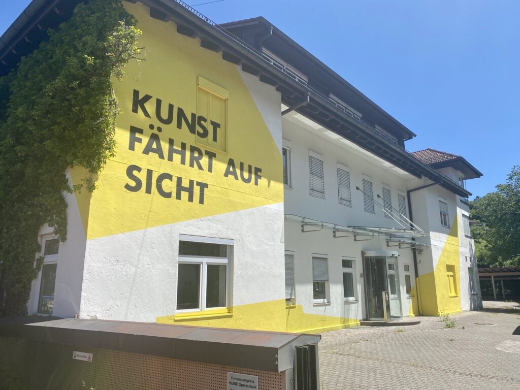 Fassadengestaltung des Kunst- und Kulturevents "Kunst fährt auf Sicht" in Herrsching